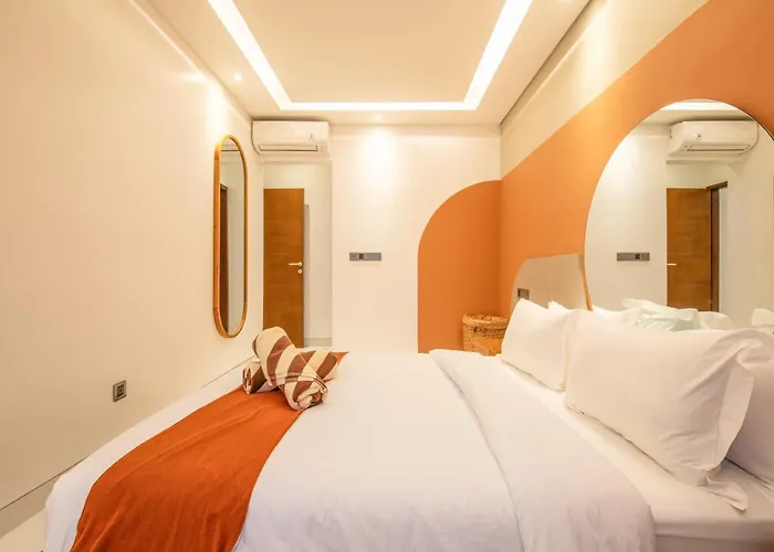 Ferienhaus Opulent 6 Bedroom In Canggu, 300M To Cafe Del Mar