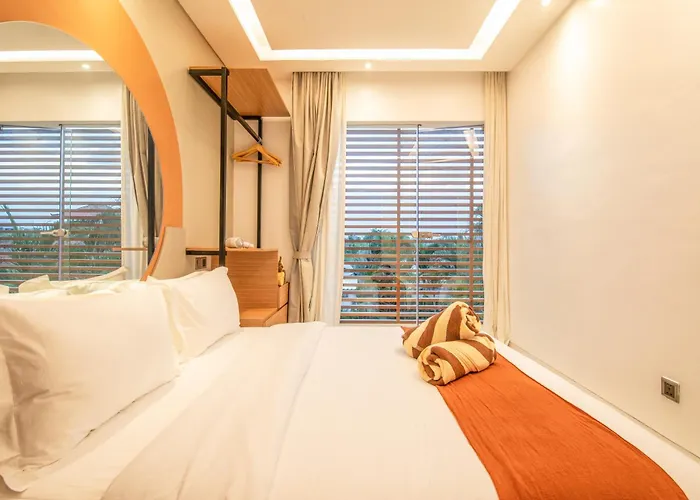 Opulent 6 Bedroom In Canggu, 300M To Cafe Del Mar Ferienhaus *