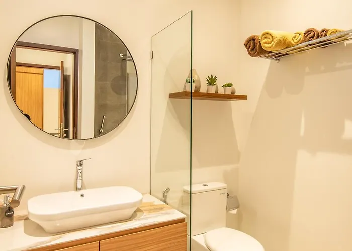 Opulent 6 Bedroom In Canggu, 300M To Cafe Del Mar Ferienhaus