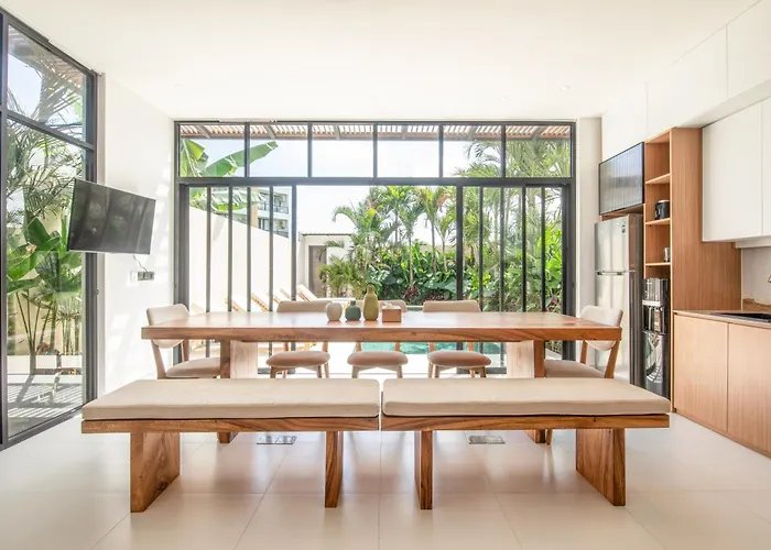 Ferienhaus Opulent 6 Bedroom In Canggu, 300M To Cafe Del Mar