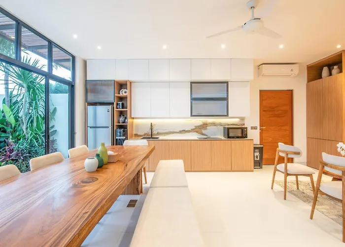 Ferienhaus Opulent 6 Bedroom In Canggu, 300M To Cafe Del Mar