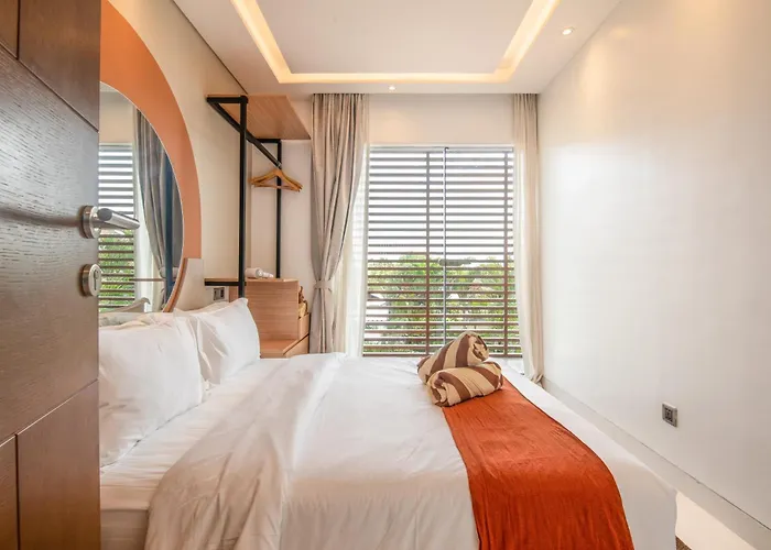 Ferienhaus Opulent 6 Bedroom In Canggu, 300M To Cafe Del Mar Canggu