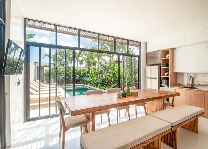 Ferienhaus Opulent 6 Bedroom In Canggu, 300M To Cafe Del Mar Canggu