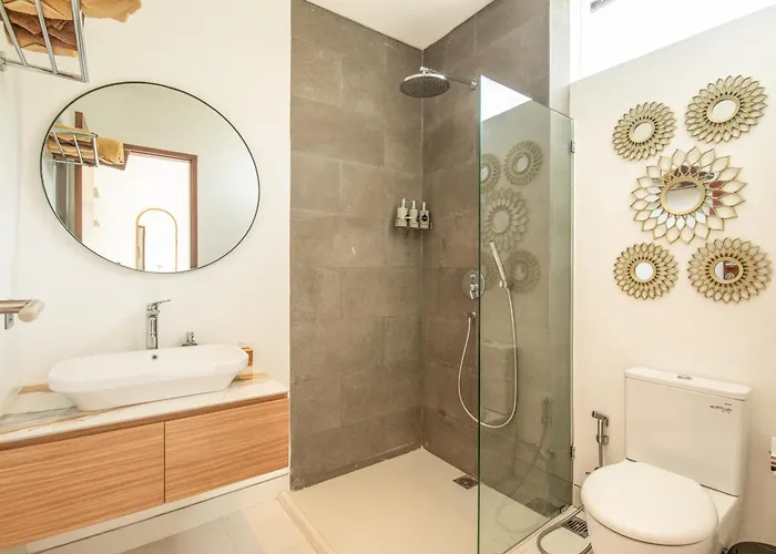 Opulent 6 Bedroom In Canggu, 300M To Cafe Del Mar Ferienhaus